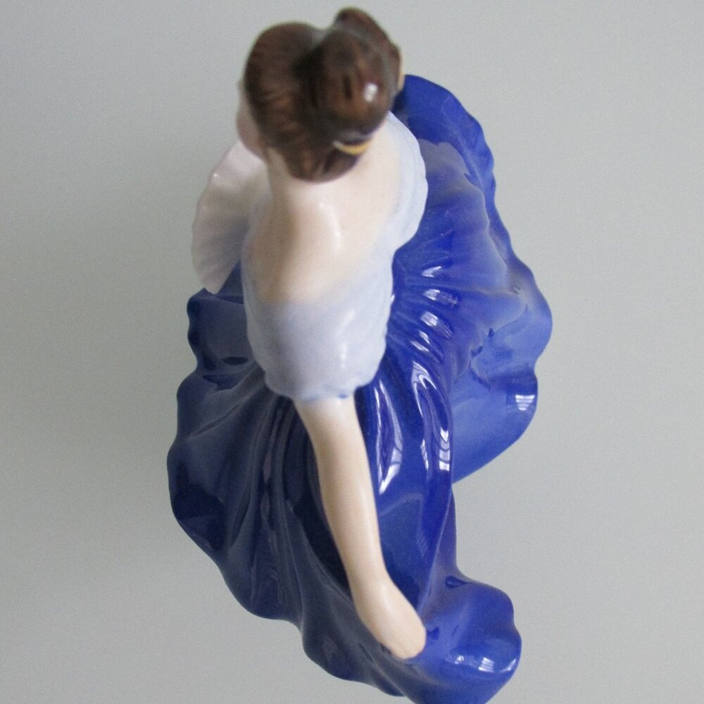 Royal Doulton "Elaine" HN3214 Collectible Figurine (1979) - Picture 6 of 8